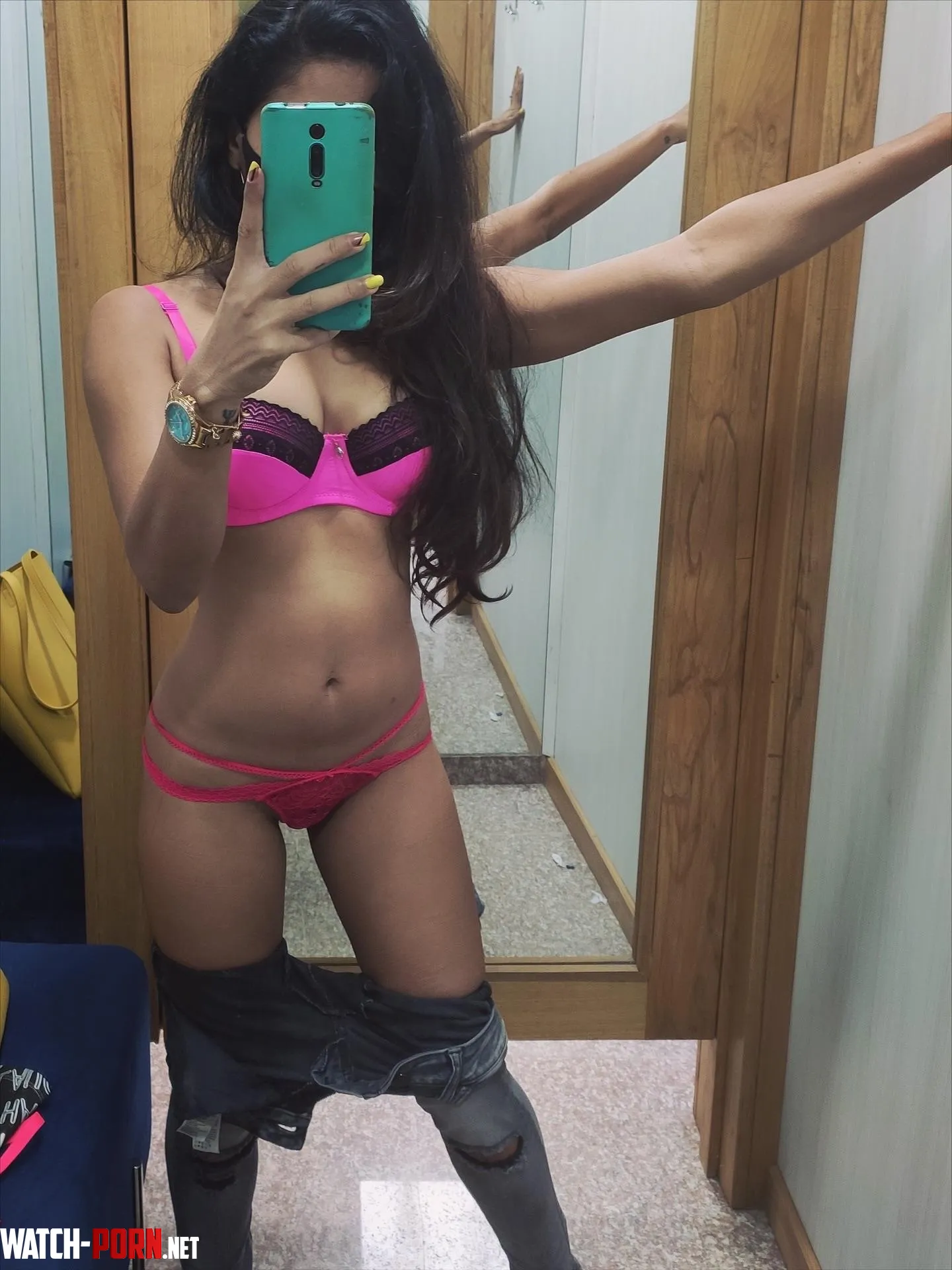 Meet me in the changing room [F] by Alwaysthetiniest