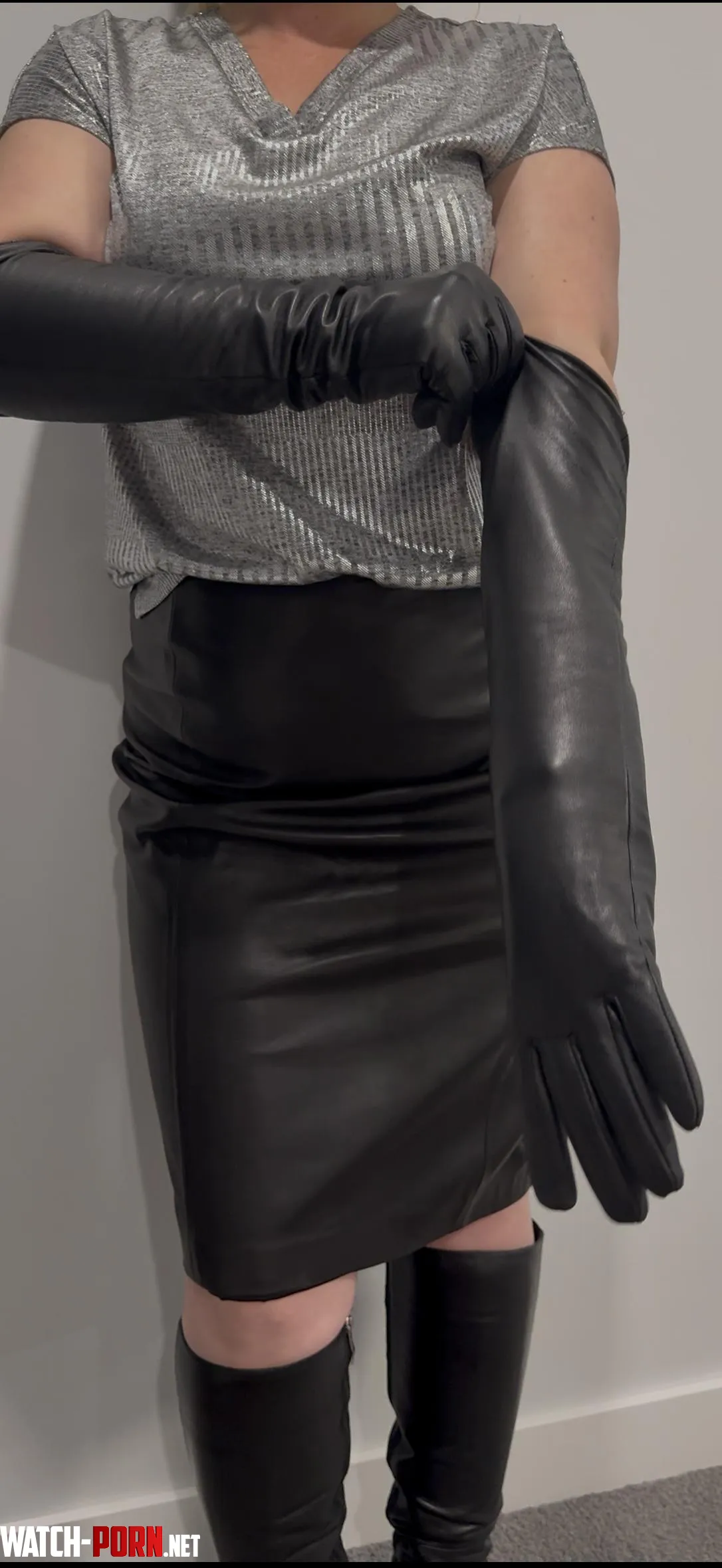 All business. You decide — do the gloves make the outfit, or is it the boots that pull it all together? by heeledobsession