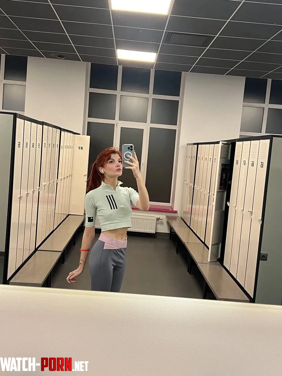 gym mirror selfie in my go-to top by hushedsoft