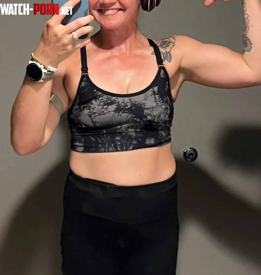 So sweaty after my workout by seraphynx_