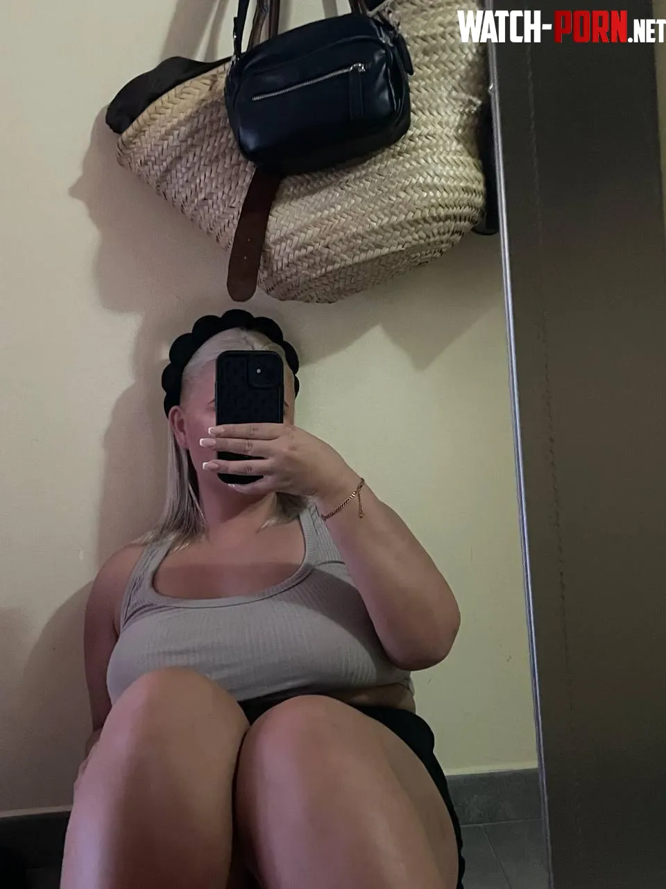 hade vi hunnit till sängen äns? eller hade du bara tagit mig här på golvet🙈 by Putrid-Grand3373