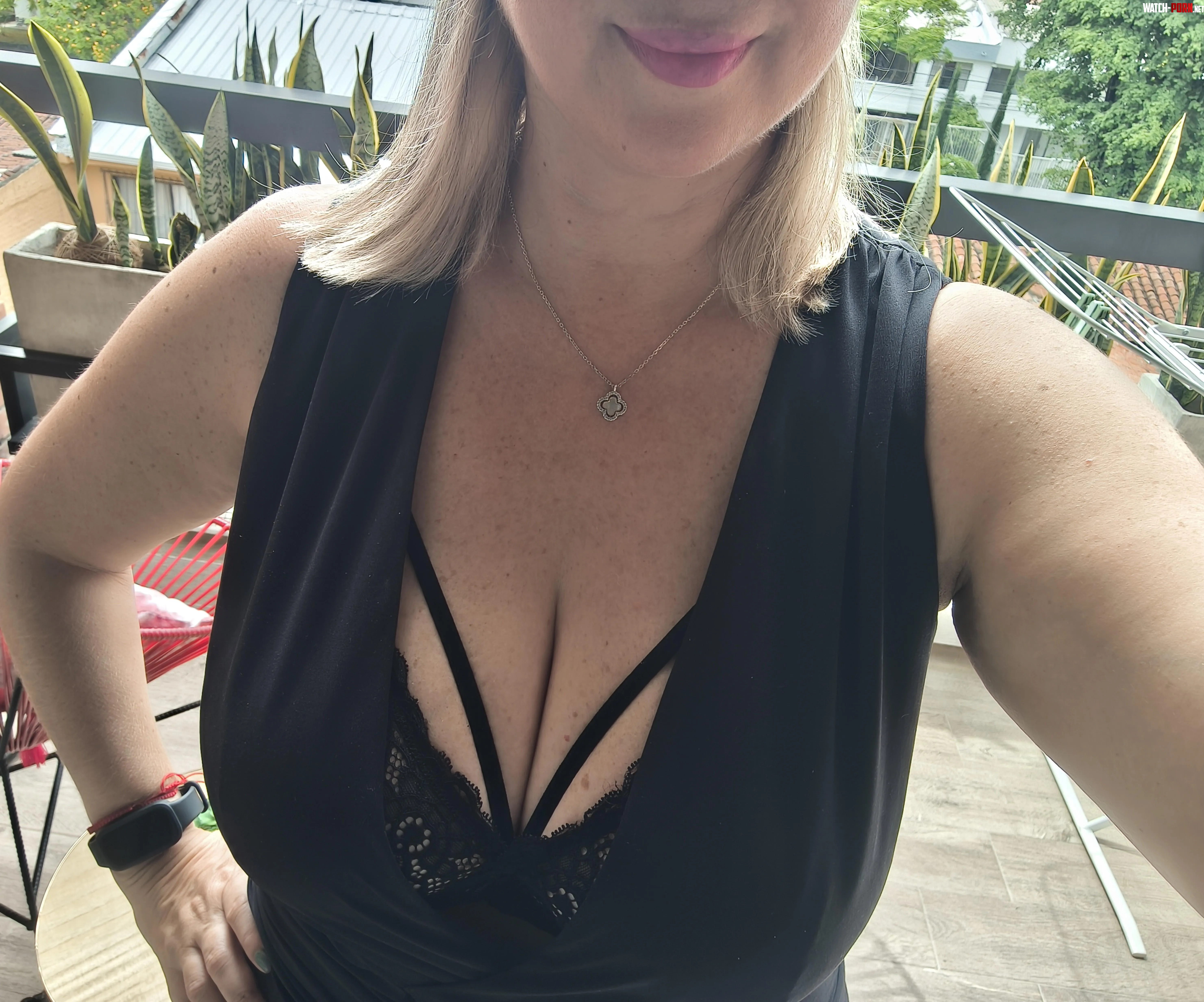 The cleavage that my coworkers want to see by sarahmoom