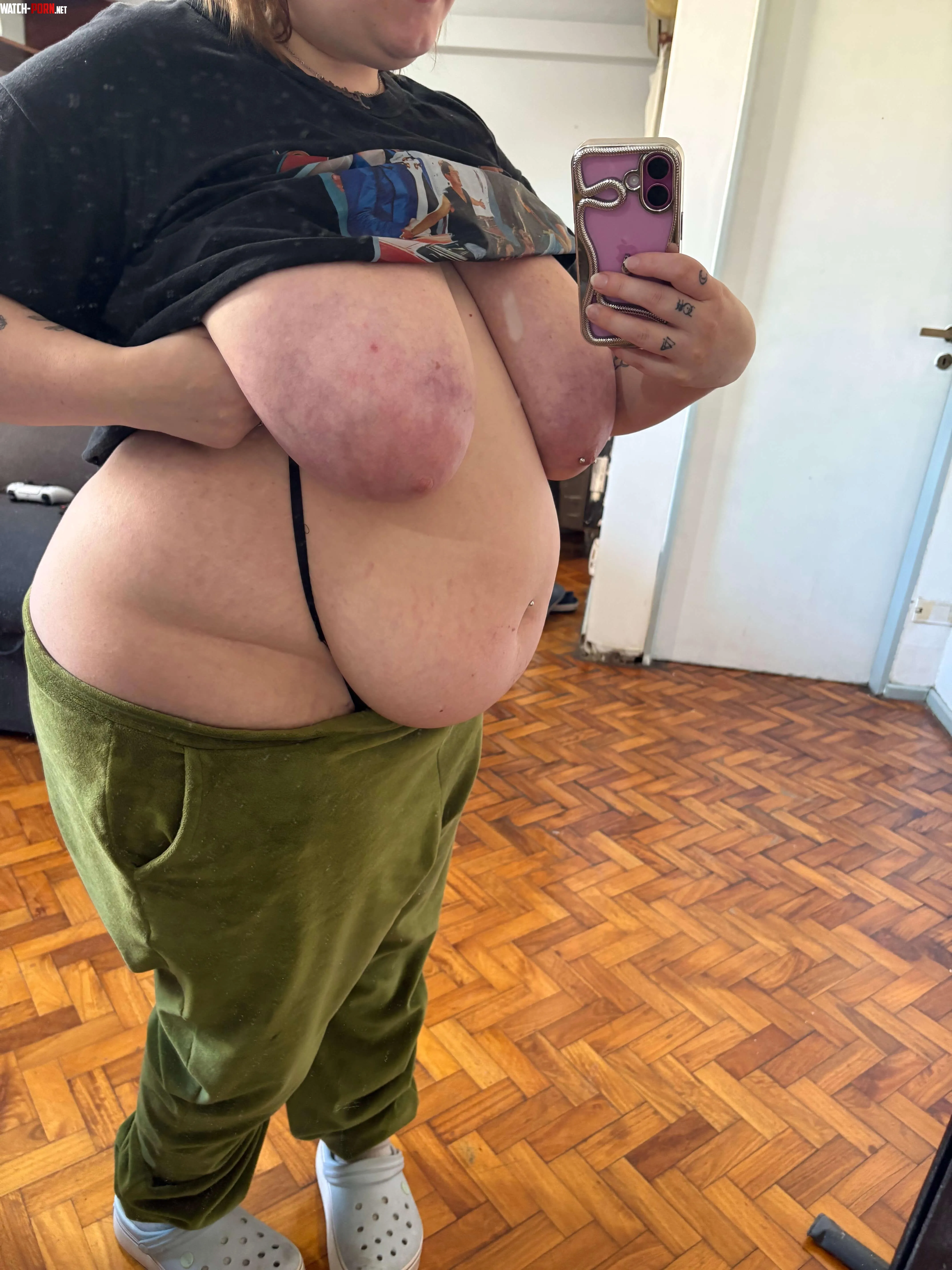 Upvote if you’d let this soft 300lbs+ body sit pretty in your feed. by FlirtyGoddessox
