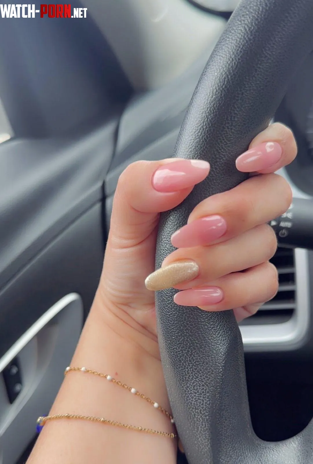 How do u like my grip? by BiteSizedDoll