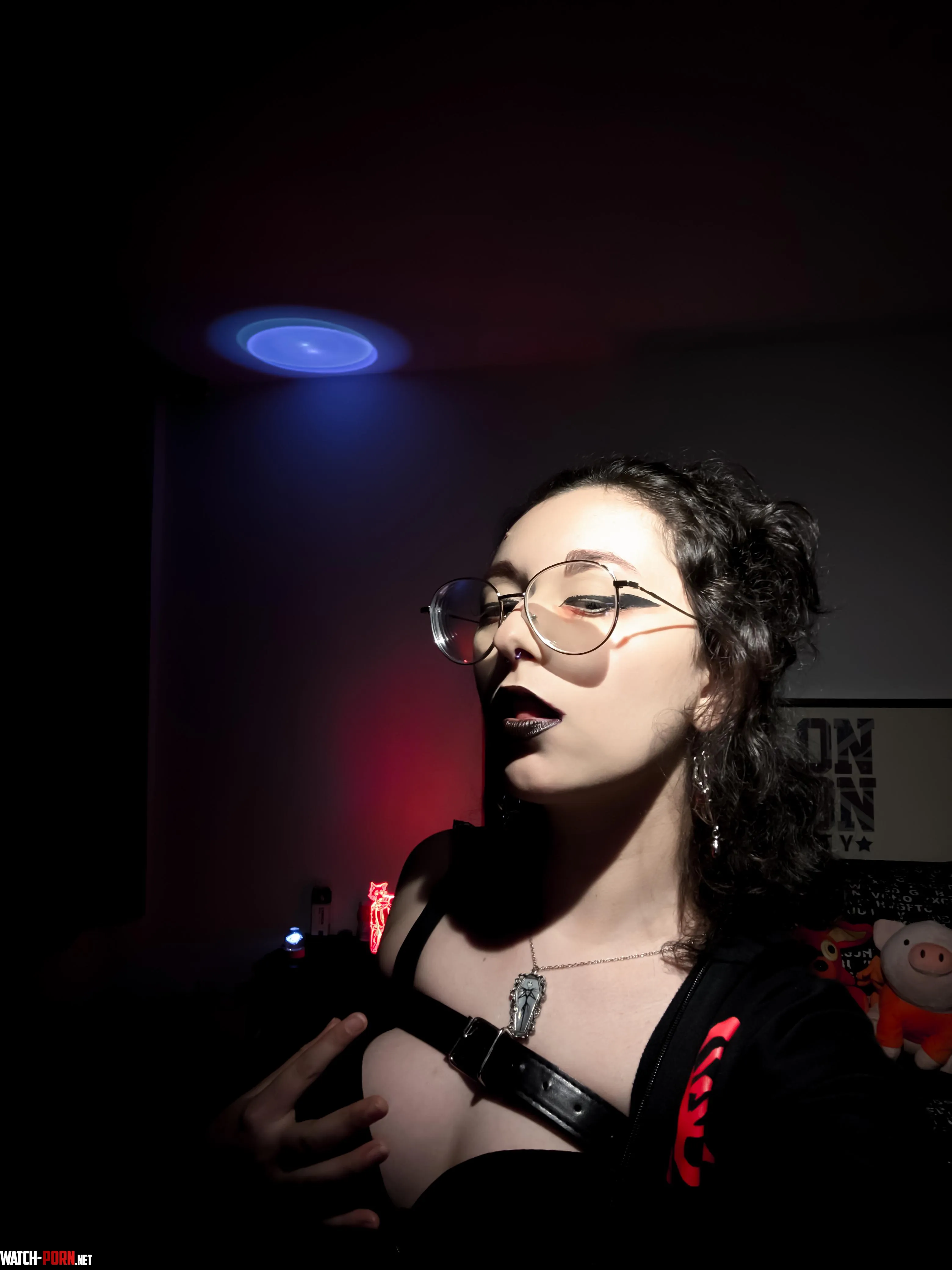 I'm new here , hi in goth by baddemon_stick