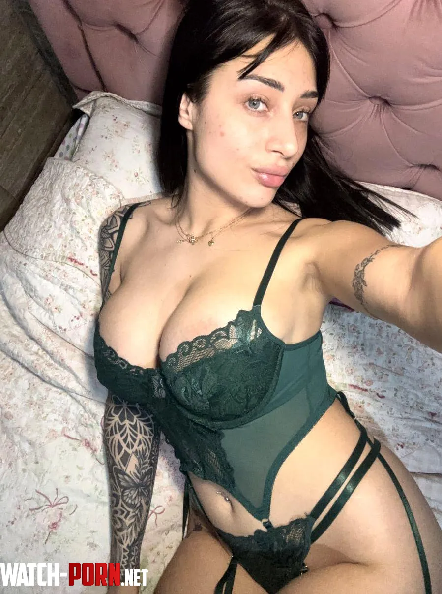 A body made for hot looks by KixxesAndChaos