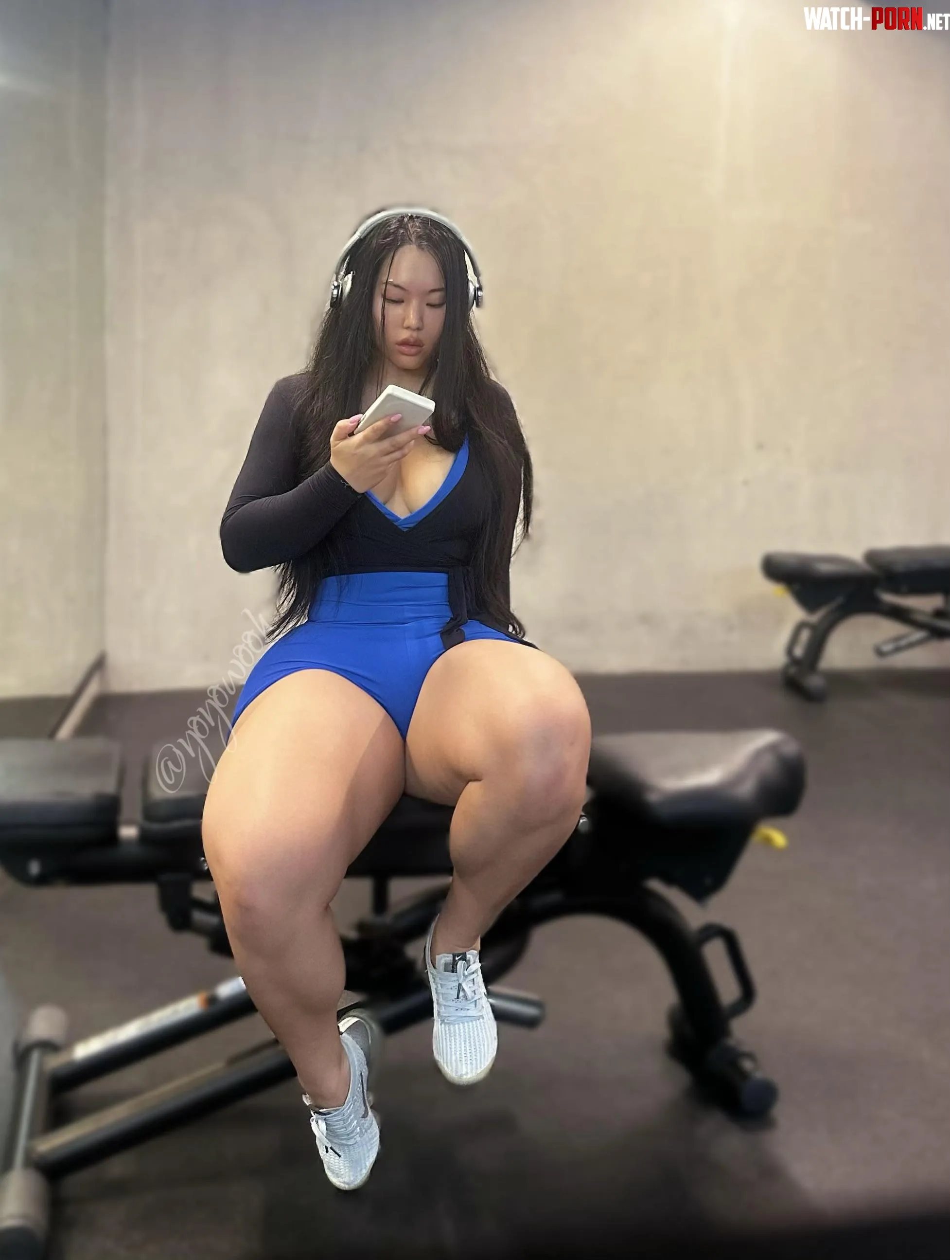 Biggest quads and calves in the gym by yoyowooh