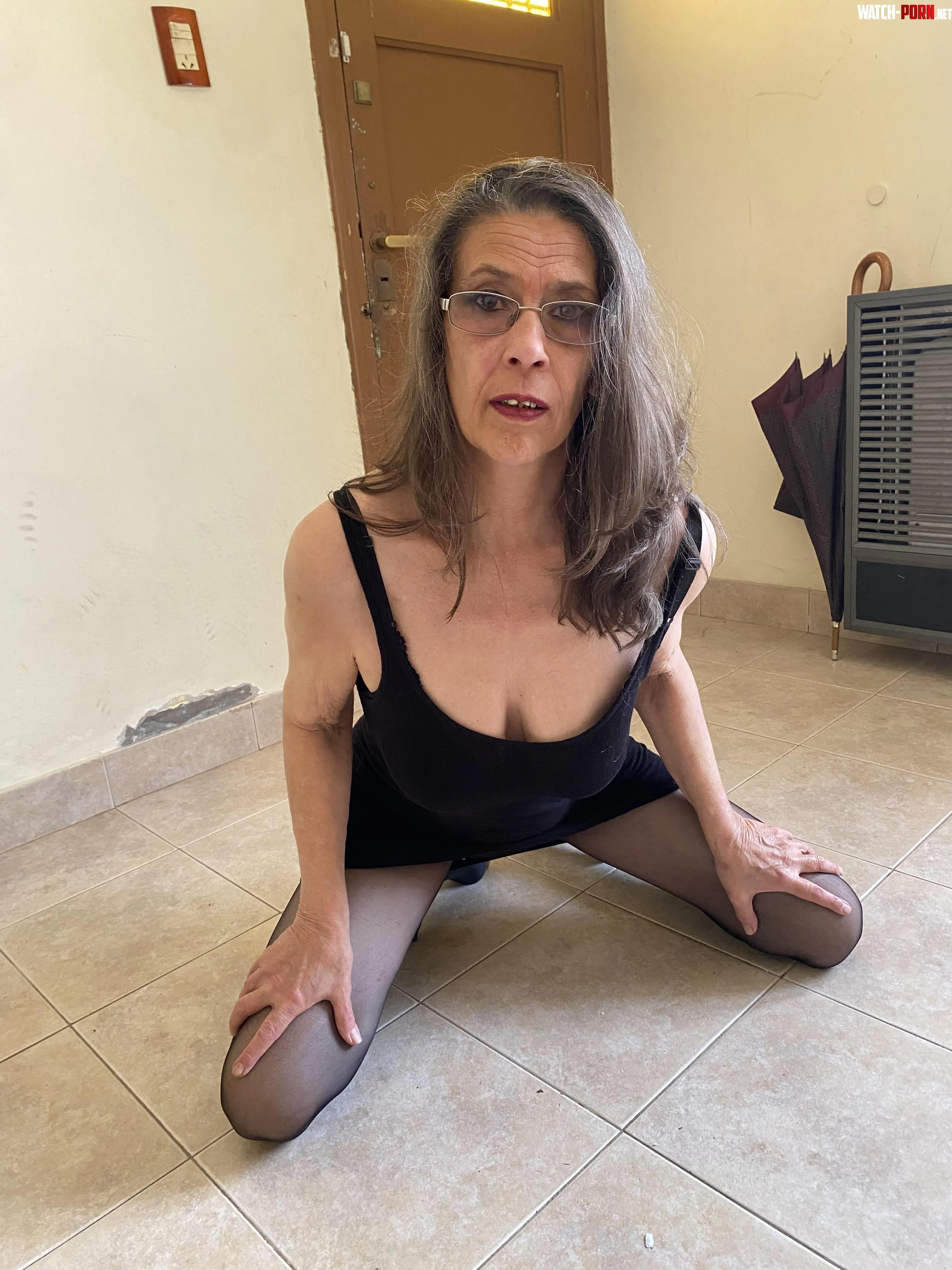 Mature on her knees and looking for trouble by Matureadventurers