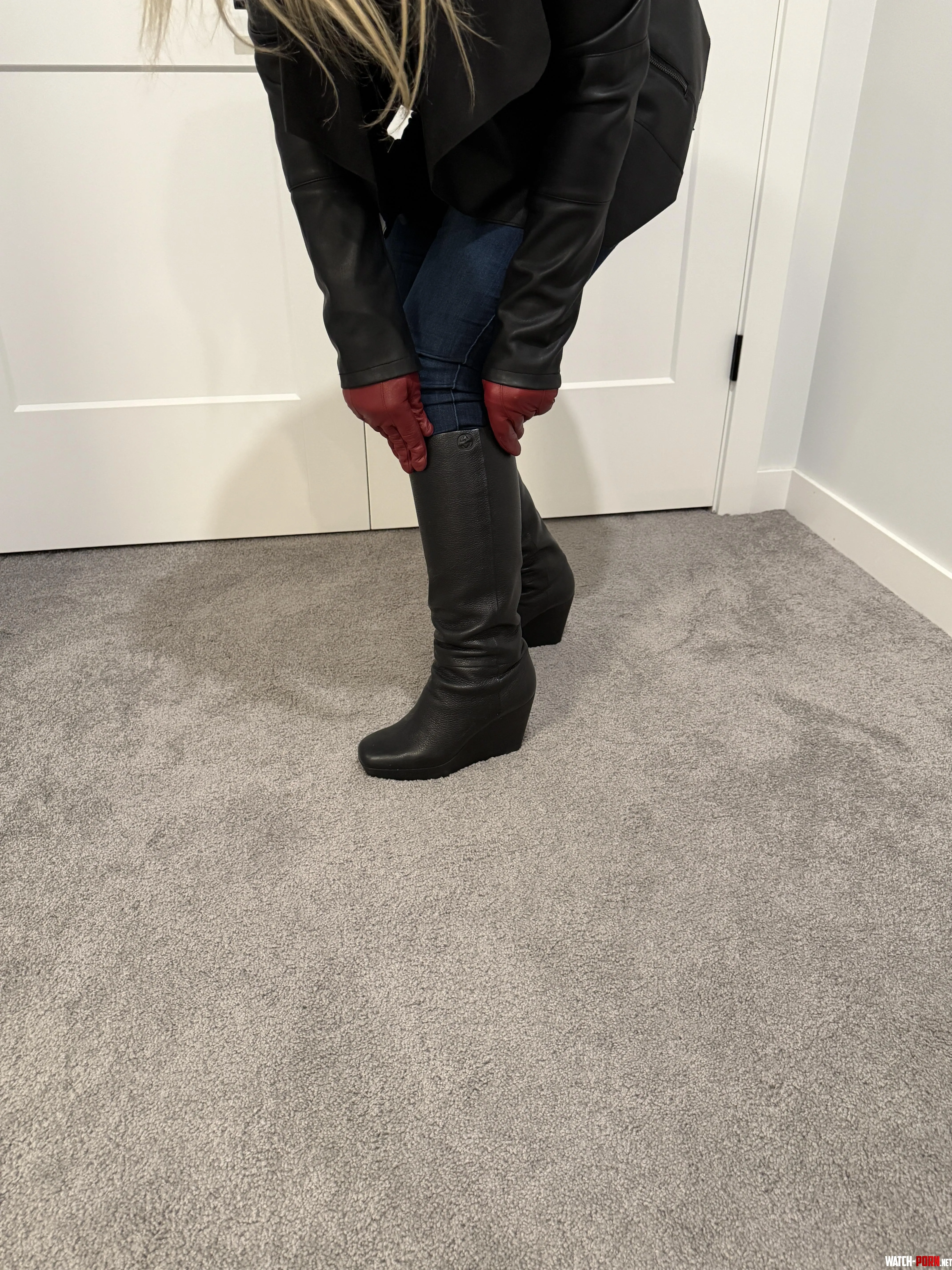 Not my usual stiletto, but these Gucci Marion leather wedges are impossible to ignore.
All black… and then that hit of red.
Does the pop of color make the look, or should leather stay monochrome?
🖤❤️ by heeledobsession