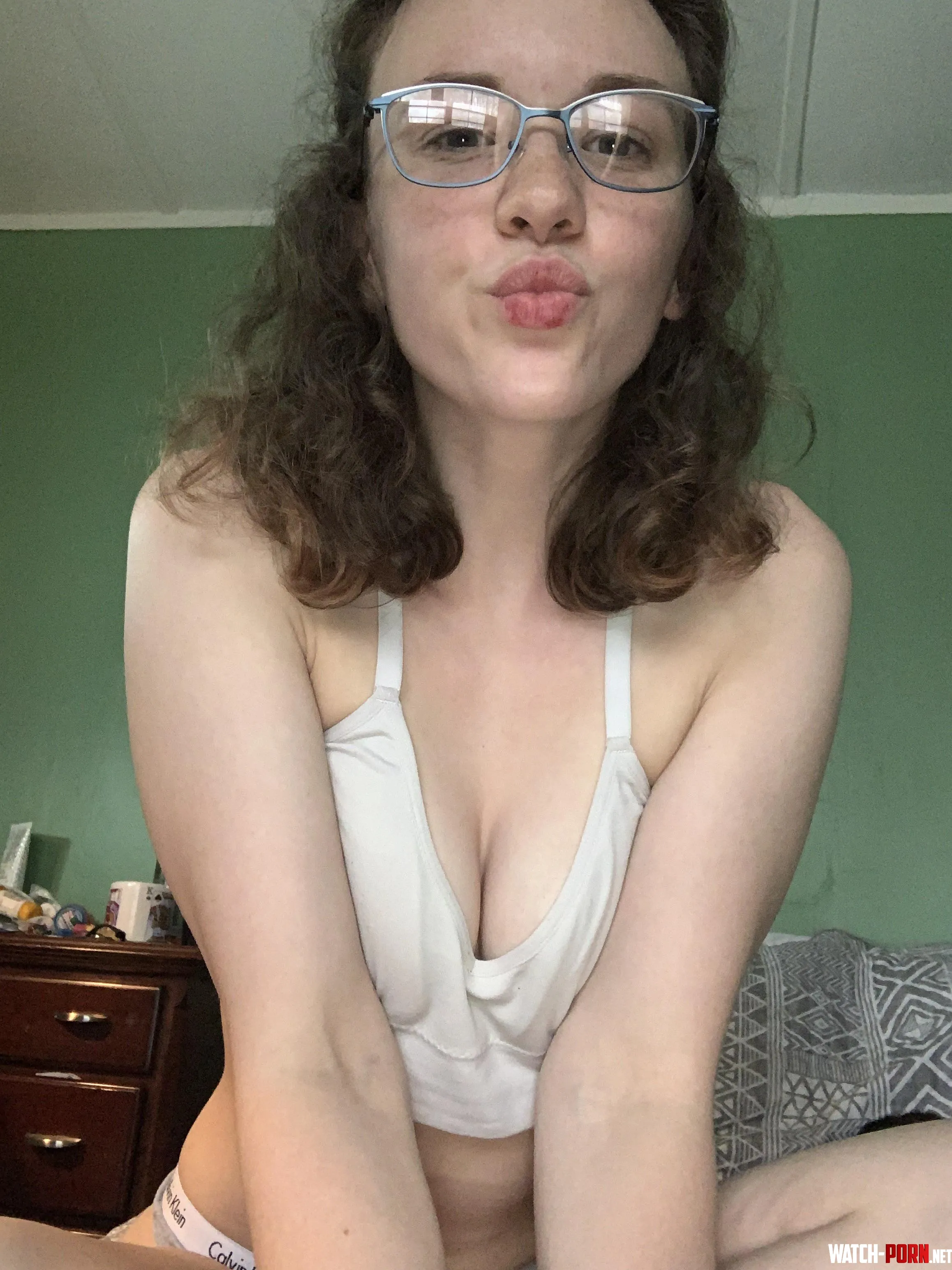 Nerdy girls give the sweetest kisses by thebreefontaine