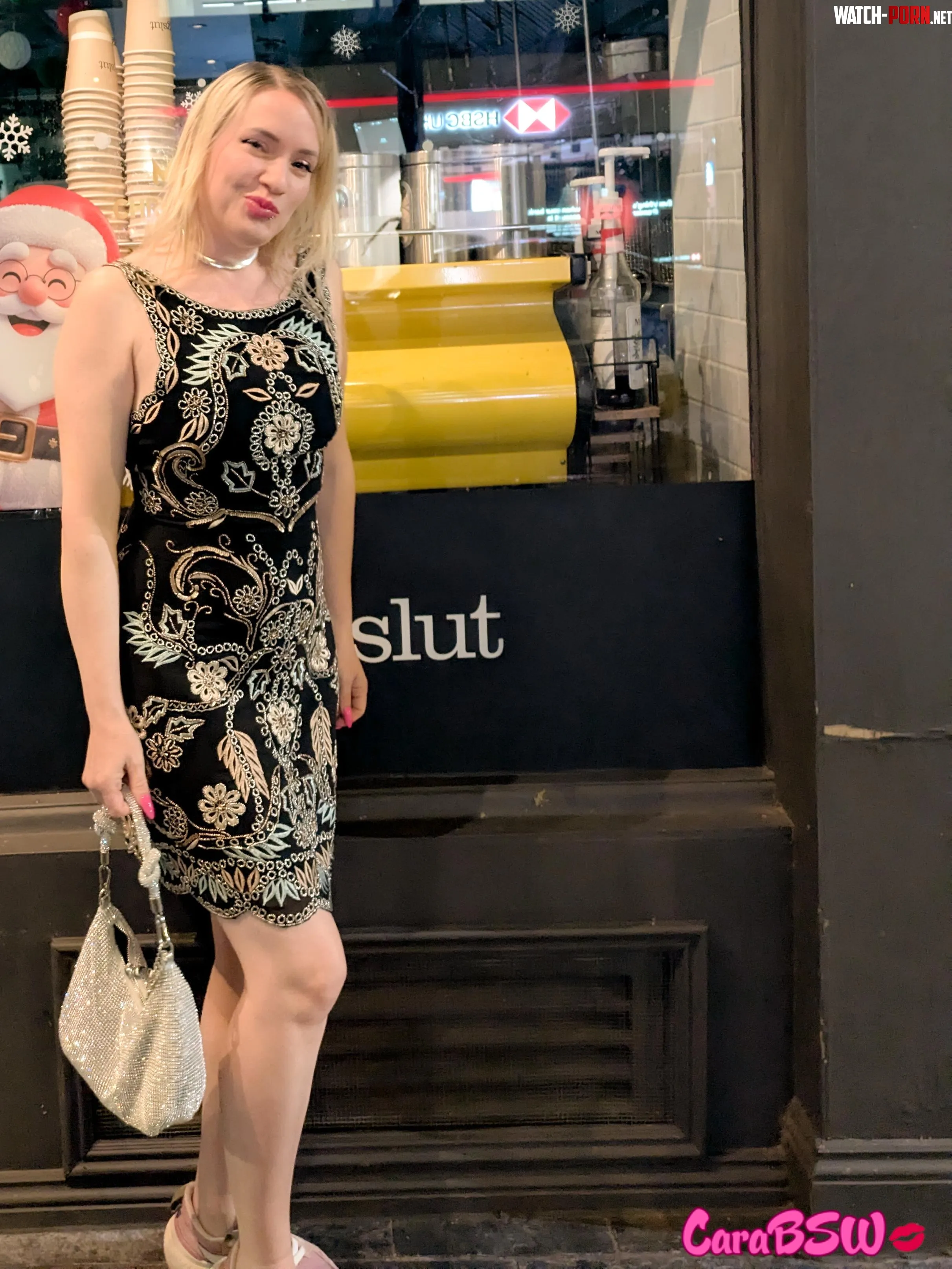 [47F] It was the wrong time of day to flash but I will definitely be heading back here to take a naughtier picture 😈 by CaraBSW