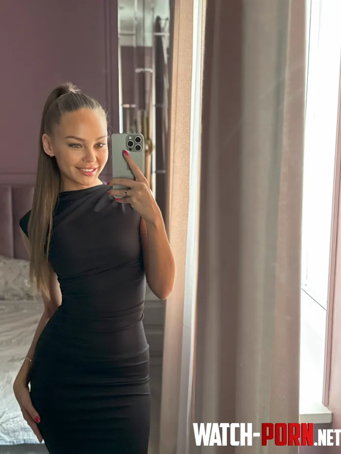 Elegant dress flowing over perfect curves by Tavrenn