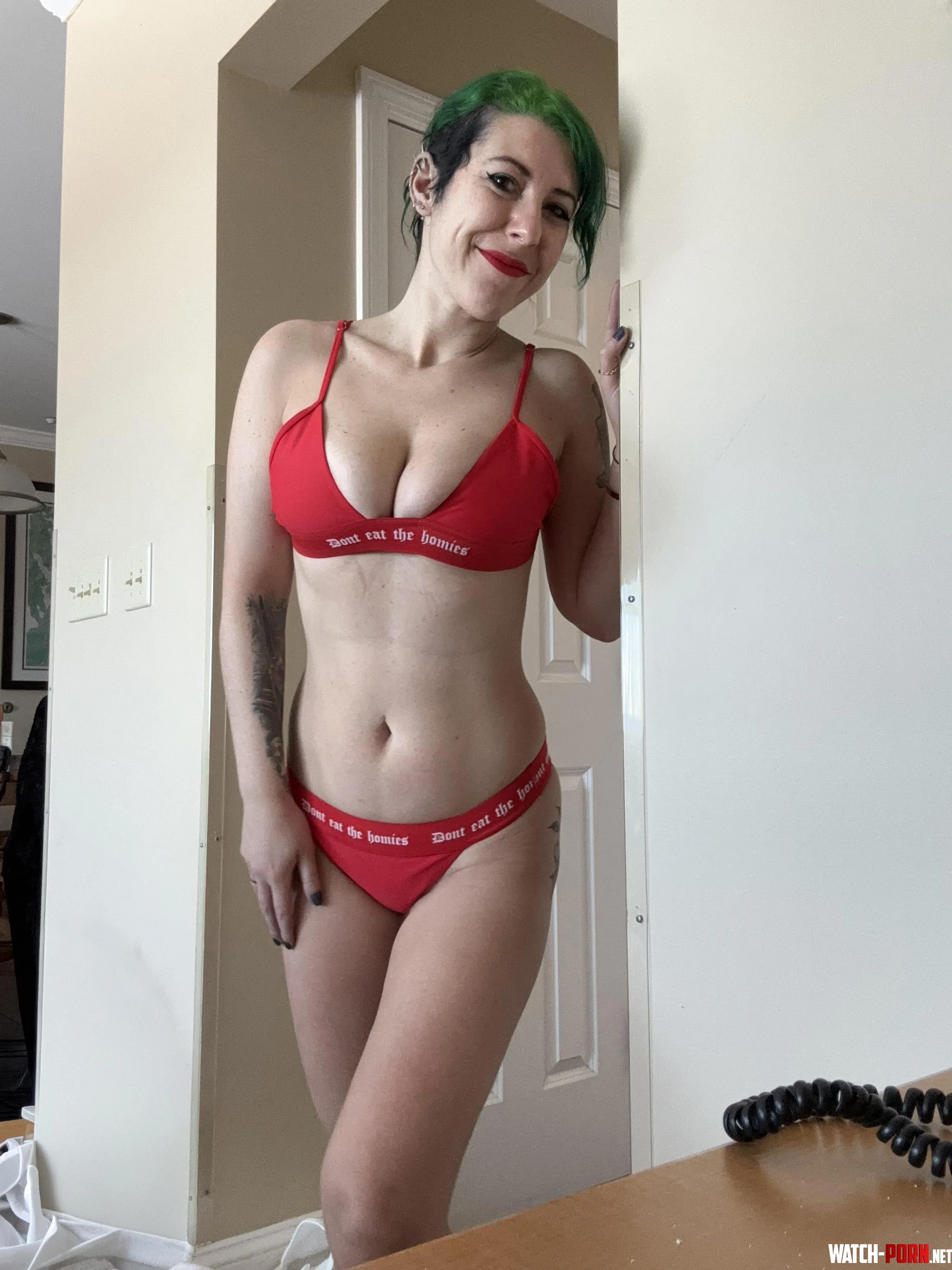 Eye catching red by sirenskiss3