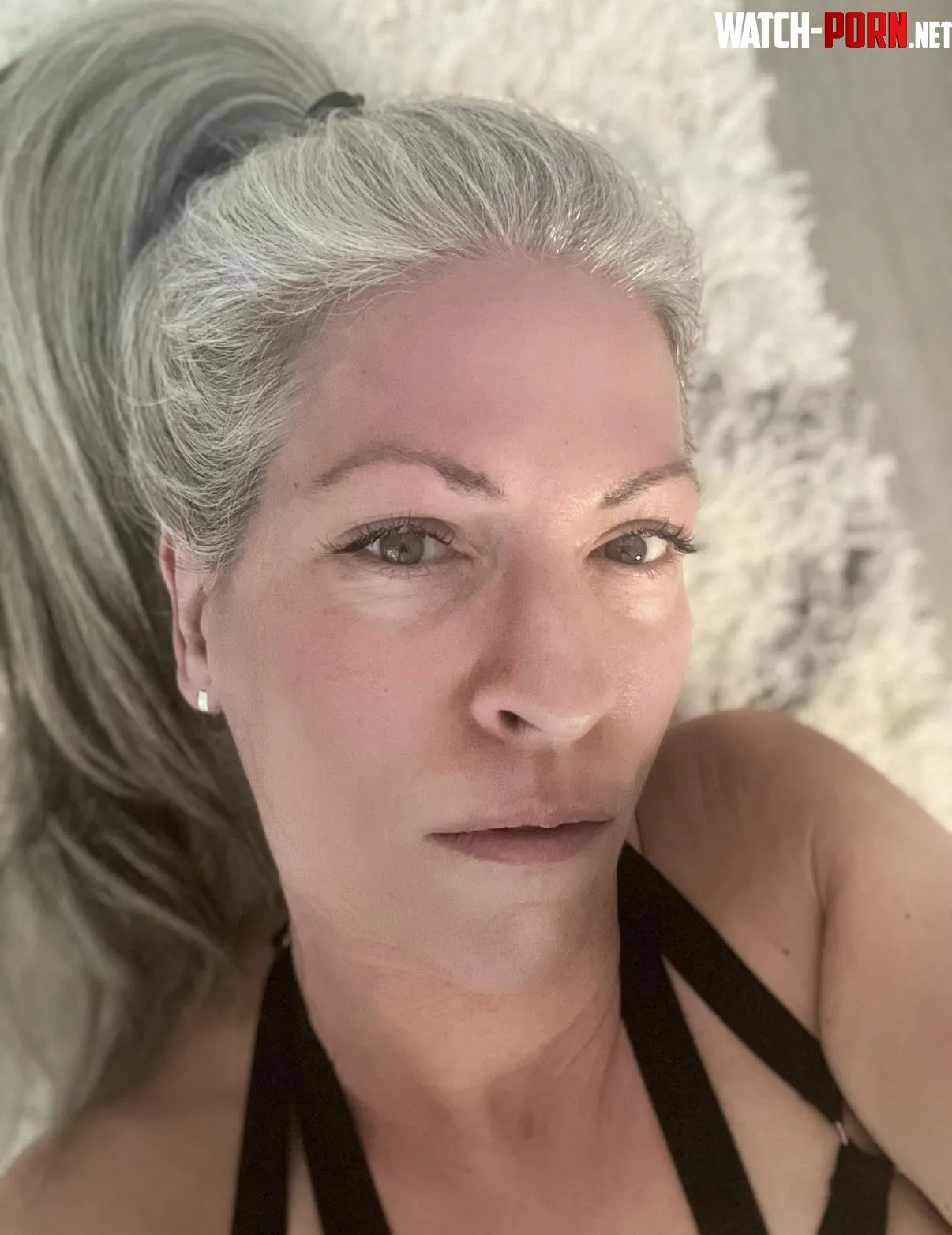 Who loves to grab some gray hair when being naughty? 👵🏻 by Silverfoxtrap