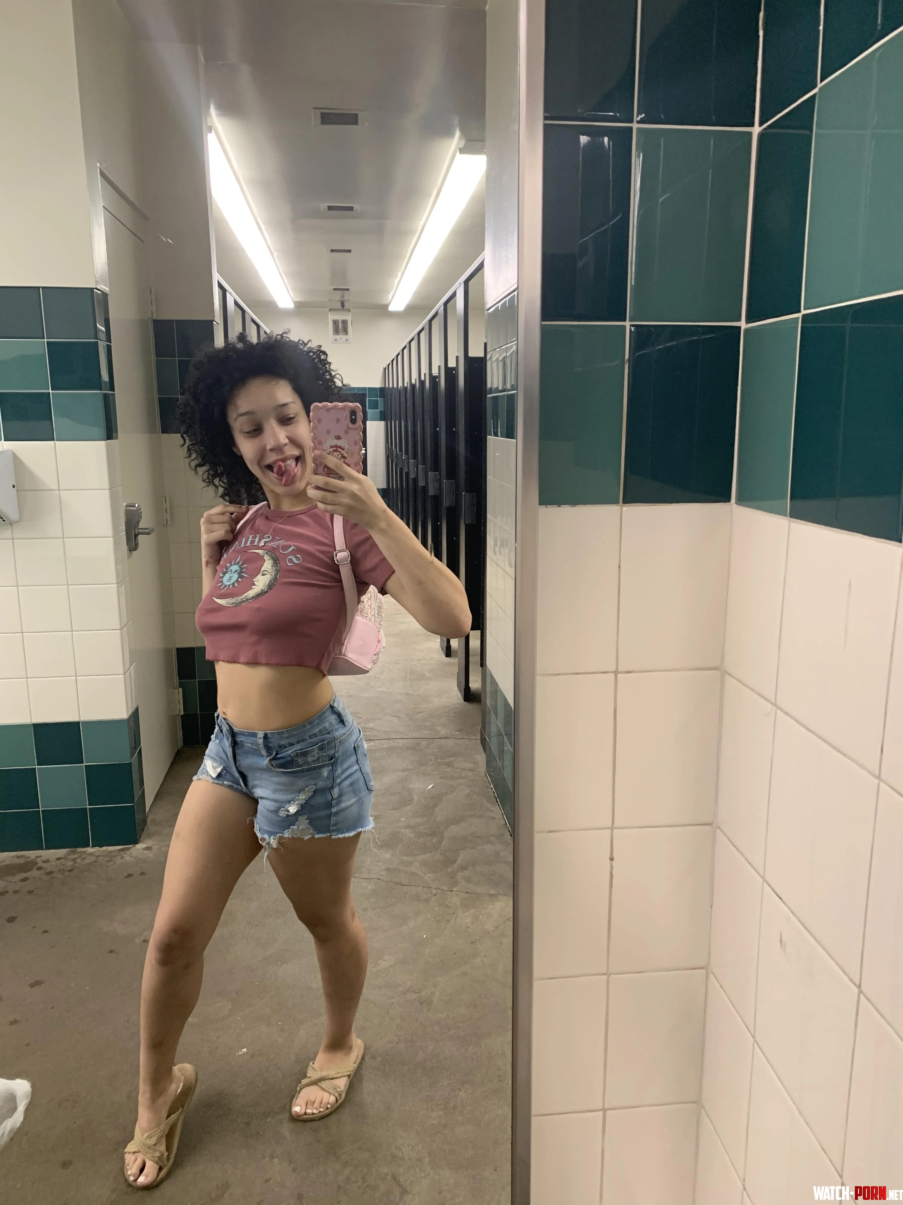 Does this glow feel familiar somehow? by delphiraexo