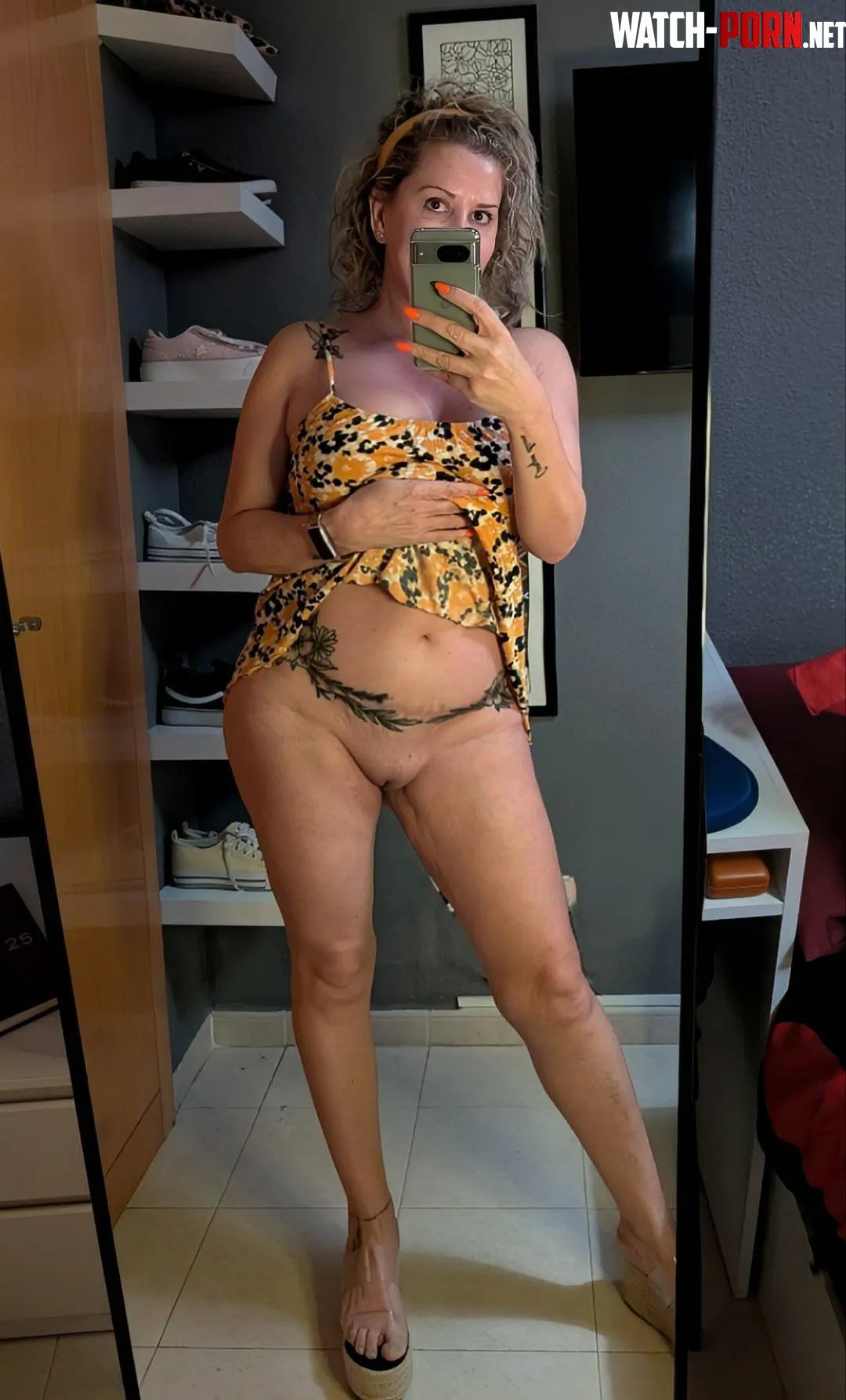 I'm your milf neighbor, the one who never wears panties. by misslauratoes