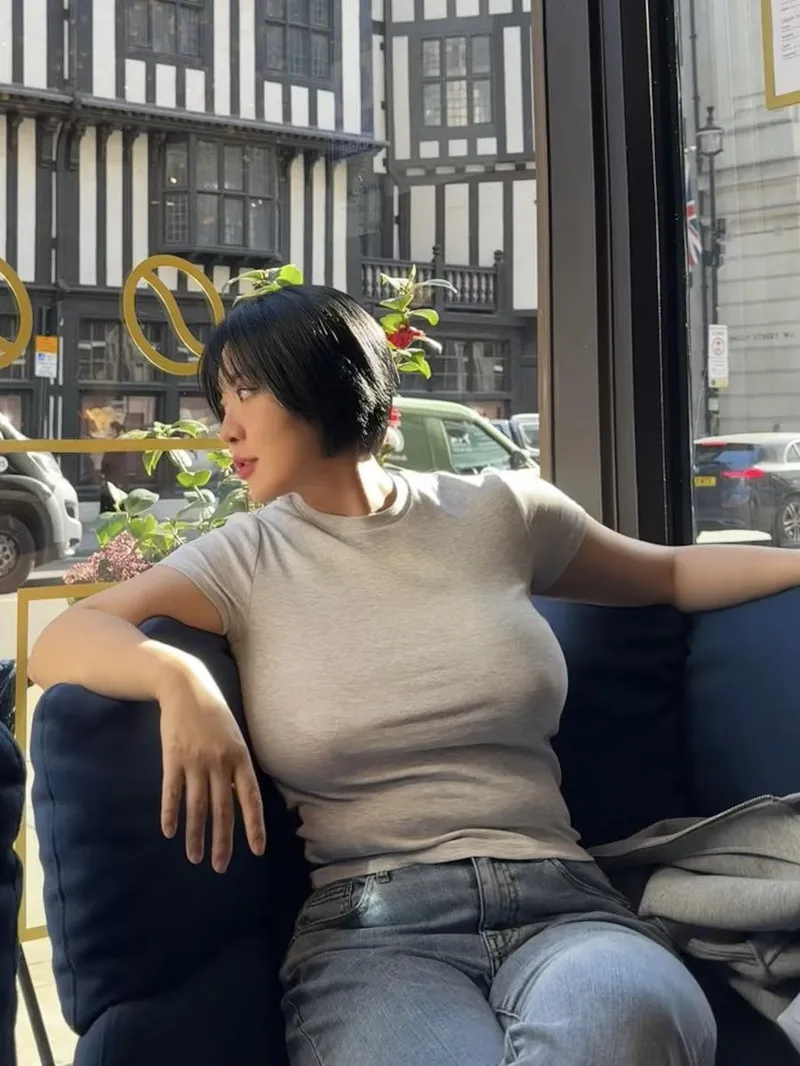 Thumbnail brickthebuilder's Article Reveals Beauty 'Lounging in Grey'