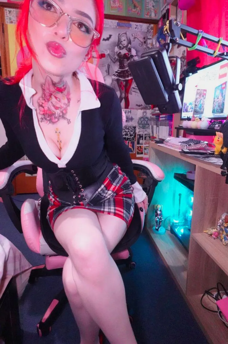 Thumbnail Dazzle-Muffie's Mood – A True Reflection of Pouting