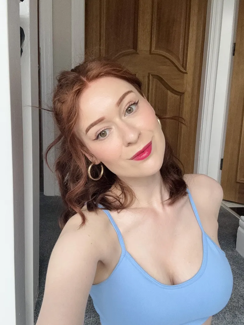 Thumbnail Fit_Resident4599 Captures Attention with 'Hi there' | braless