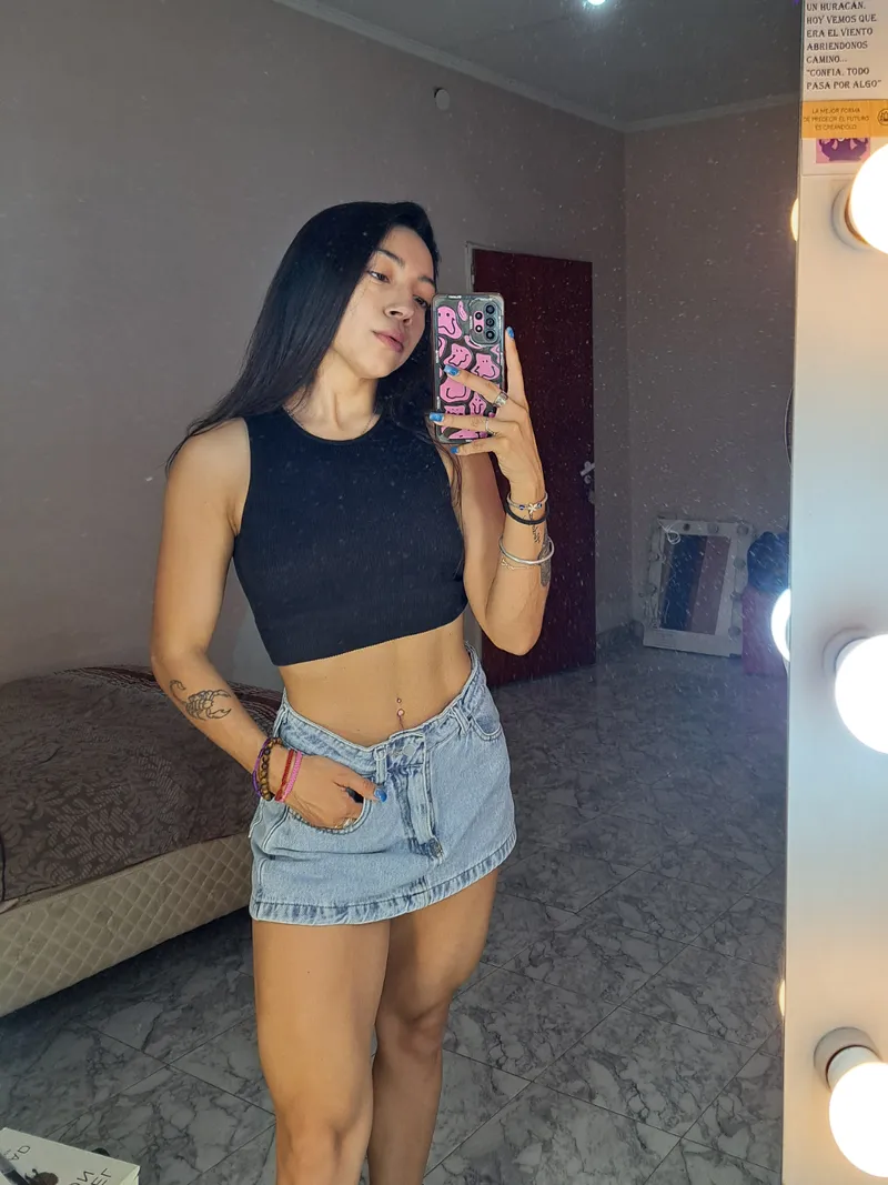 Thumbnail Littlero0 Dives into the Allure of Black Crop Tops