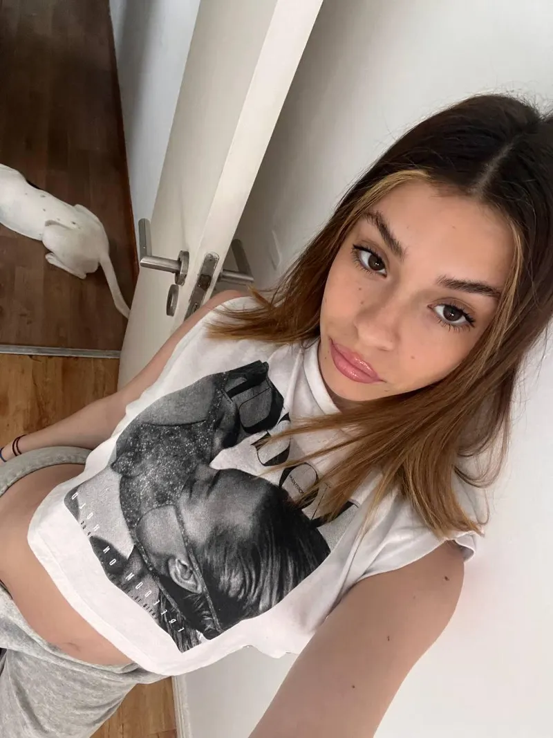 Thumbnail dreamkelly Adores the Look of Stylish Croptops