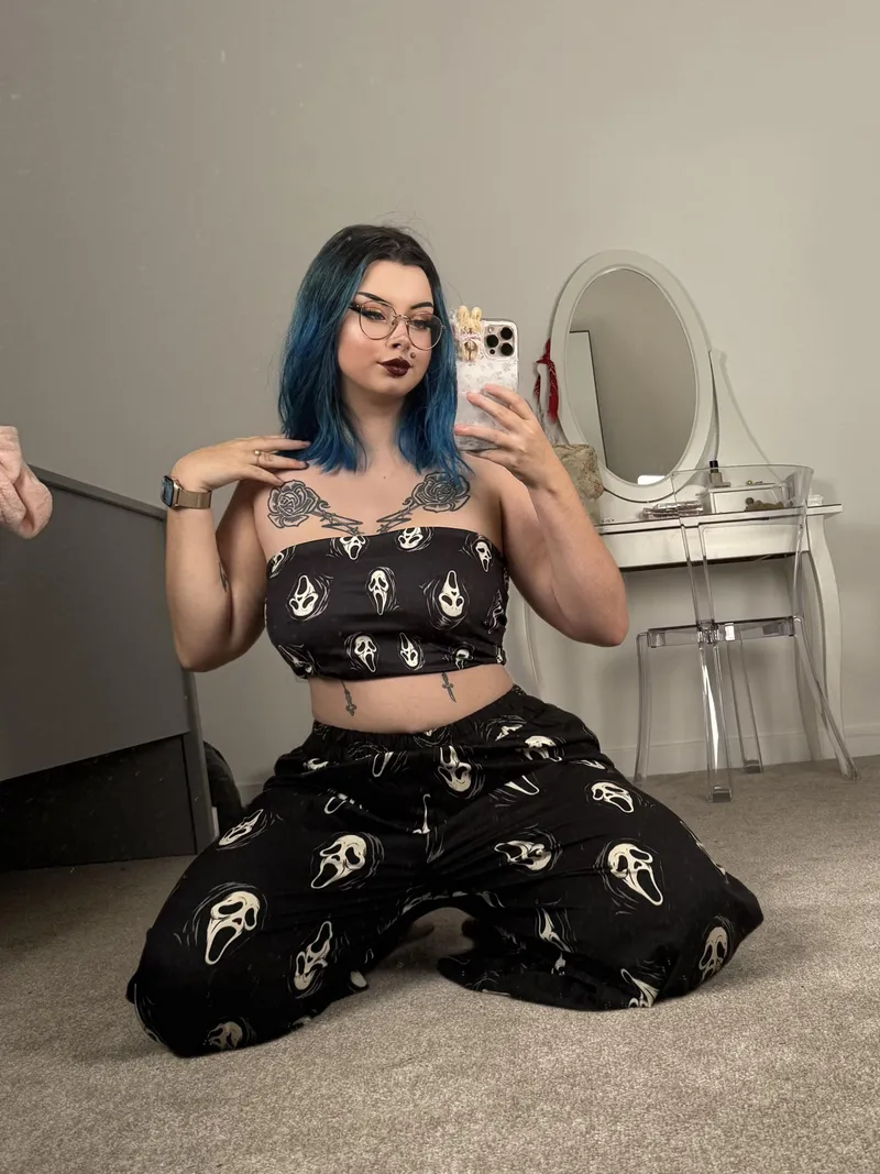 Thumbnail Ghostface Charms: Embracing the Croptop Craze with pastelxwh0re