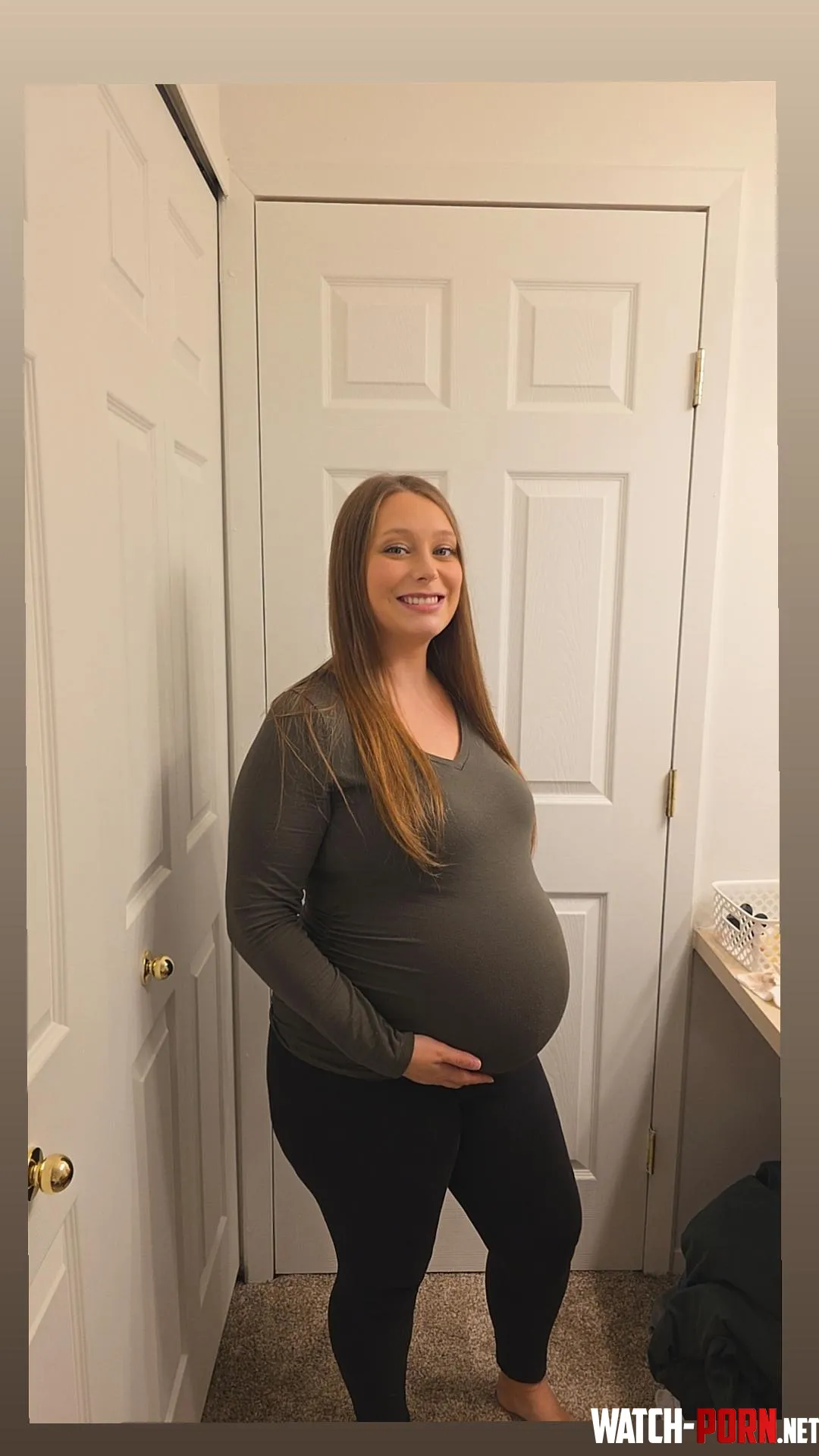 Who wants to see this 35 week pregnant milfs body by Even_Challenge4471