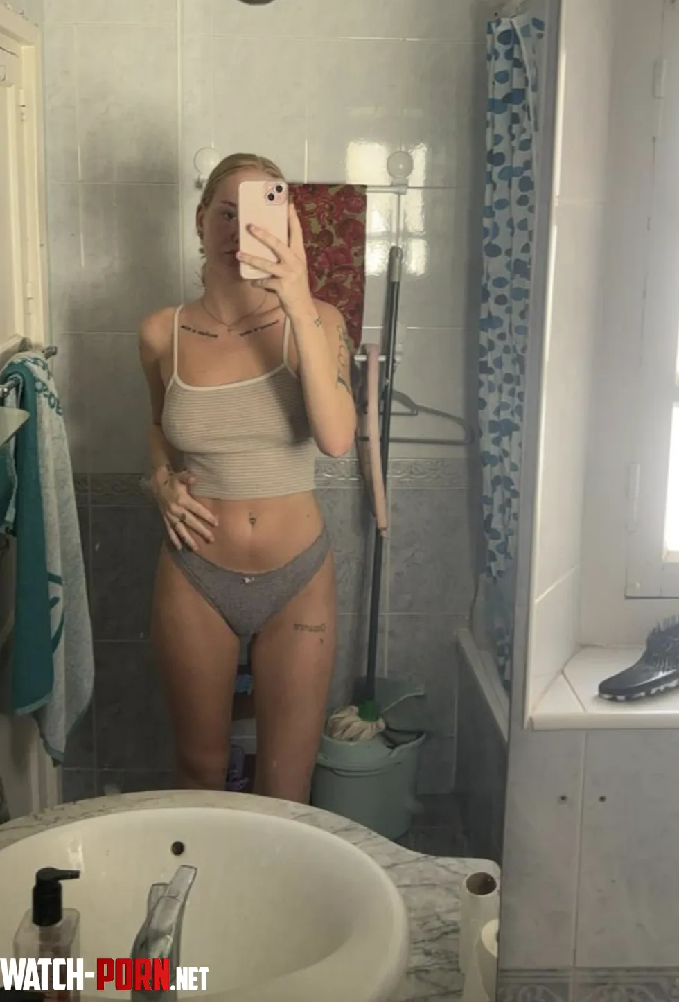 vem är vaken o vill leka me mig? 😘 by DetailNo2276