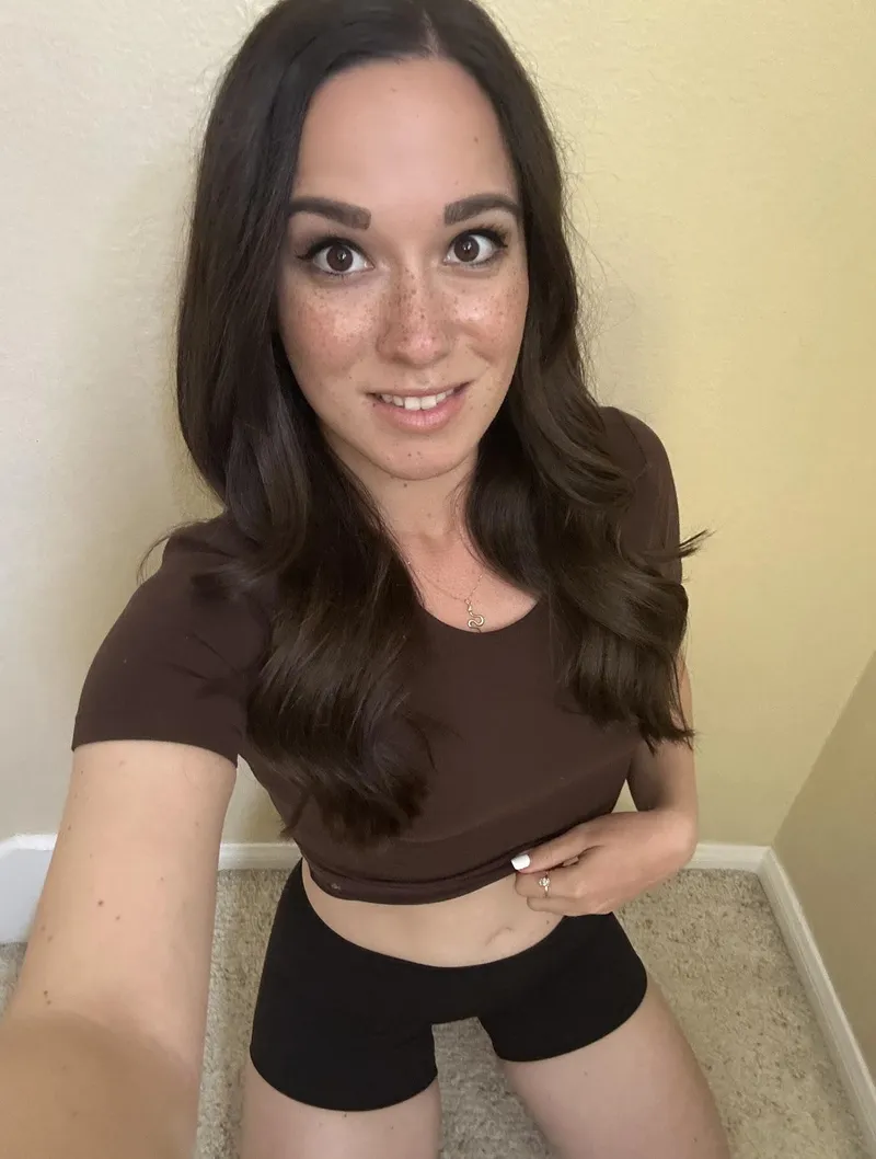 Thumbnail Post-Pilates Chic: AlanaAraya Rocks the Croptop Look