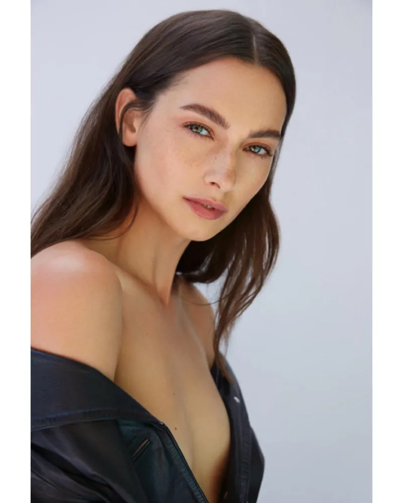 Thumbnail Morven MacSween: A Model's Magnetic Presence | Sorry_Description_29