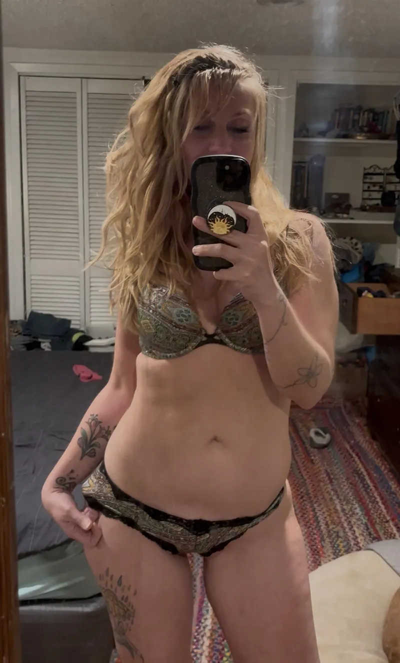 Thumbnail Capturing Moments: Classic Intimacy with NoraVines