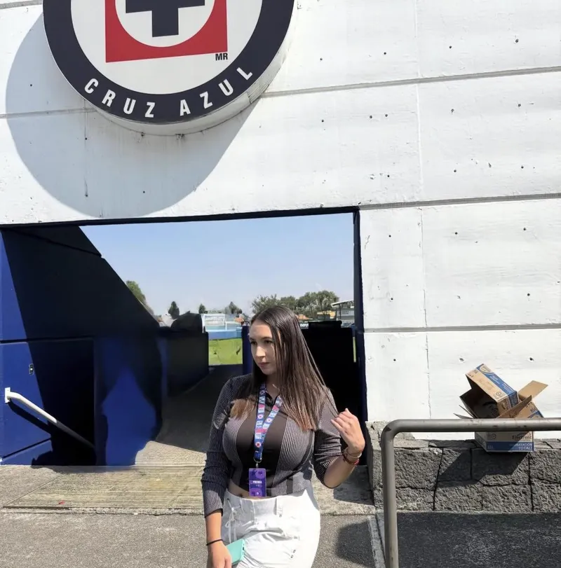 Thumbnail Busty Football Fan: playanesee's Enthusiastic Support in 2busty2hide