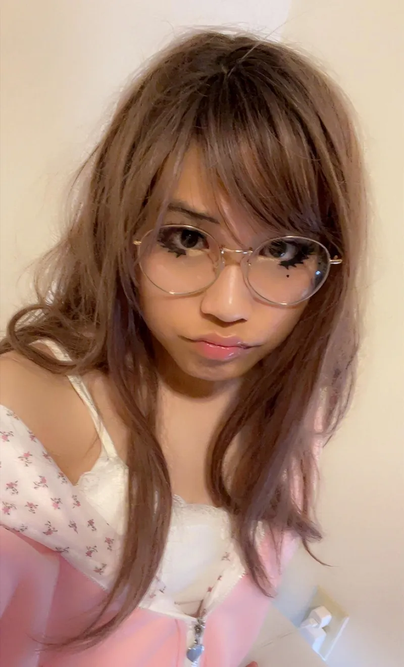 Thumbnail BruceisKatie Tries a Bold Look: Bottom Eyelashes