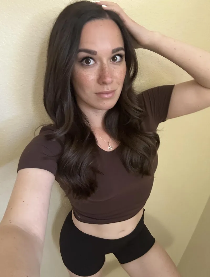 Thumbnail Curly Hair Delight: A Captivating Day with AlanaAraya in SexyFrex