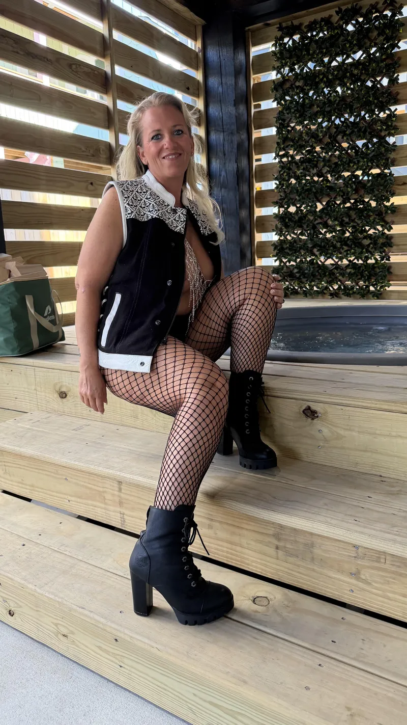 Thumbnail Naughty Country Charm: Embrace the wild side