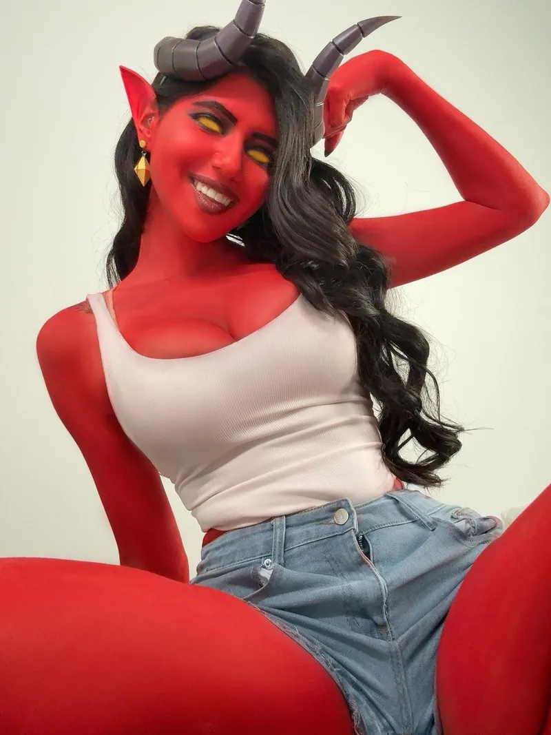 Thumbnail AlinaBecker's Stunning Dispatch Cosplay as Malevola