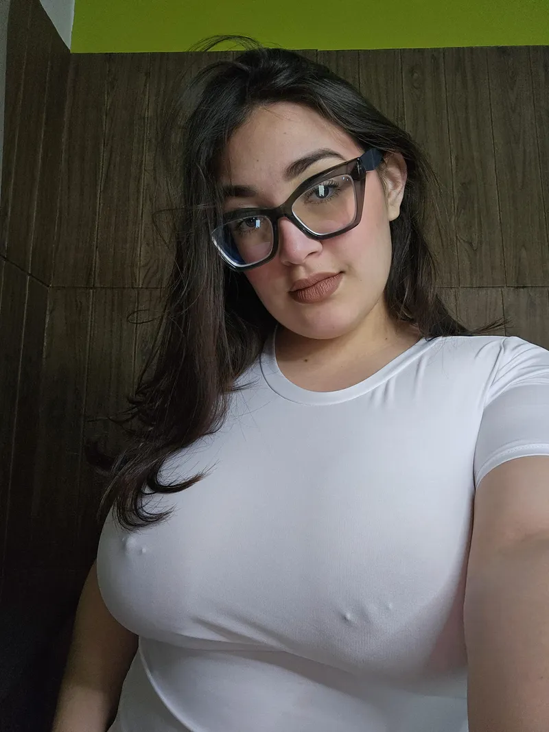 Thumbnail Sexxymiia's Excitement: New Toys, Braless Style