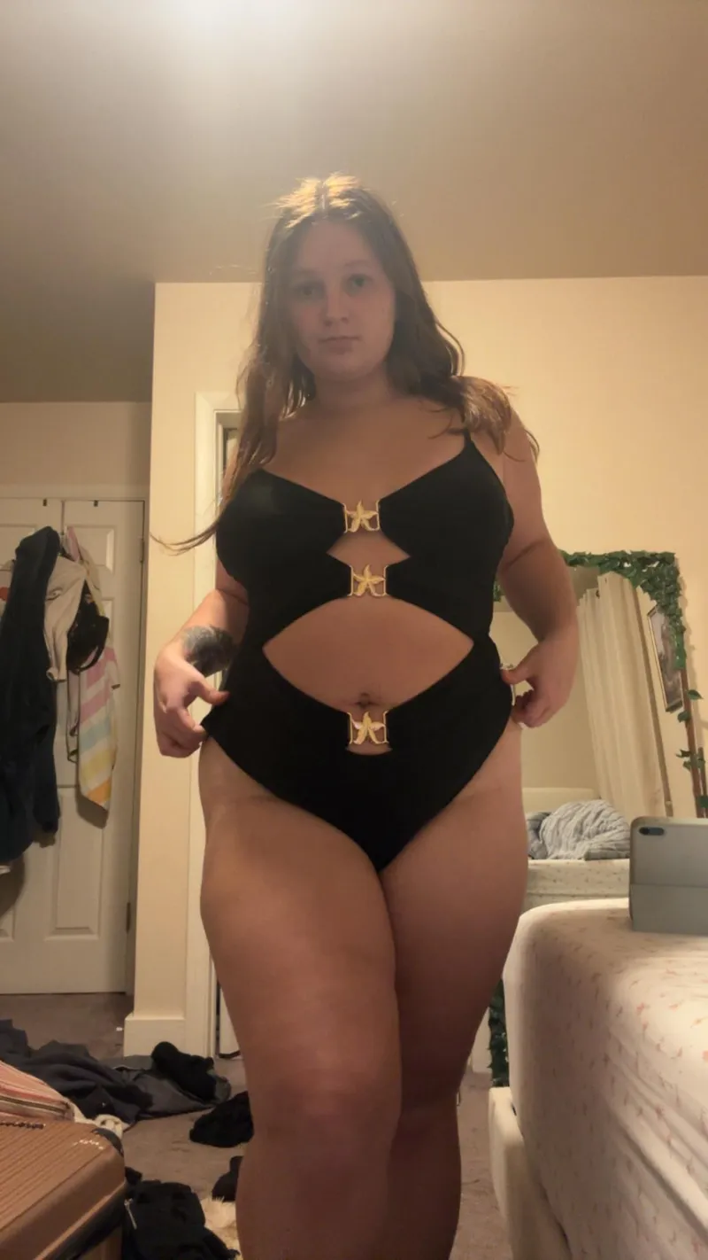 Thumbnail WendyBerries Shines in a Cute One-Piece Swimming Suit