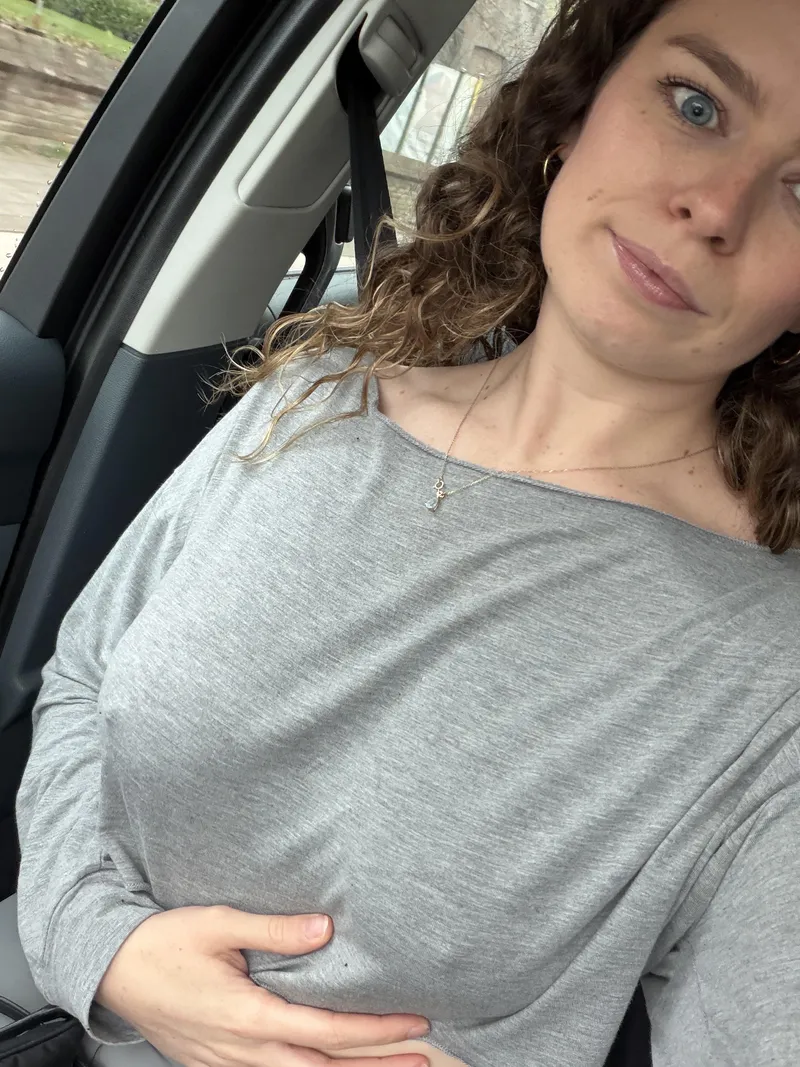 Thumbnail Embracing the No Bra View: A Pokies Affair with sunnylinabae