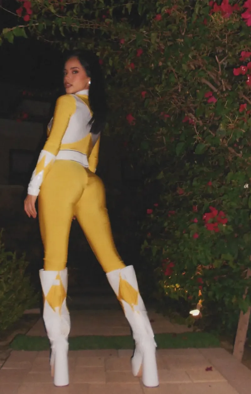 Thumbnail Becky G Cosplay as Yellow Ranger | Impressive Photoshoot!