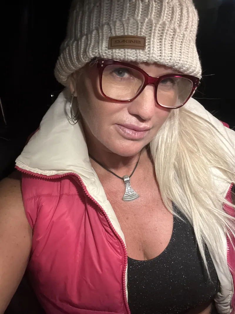 Thumbnail Late-Night Shopping: Showing Off Cleavage | mycleavage