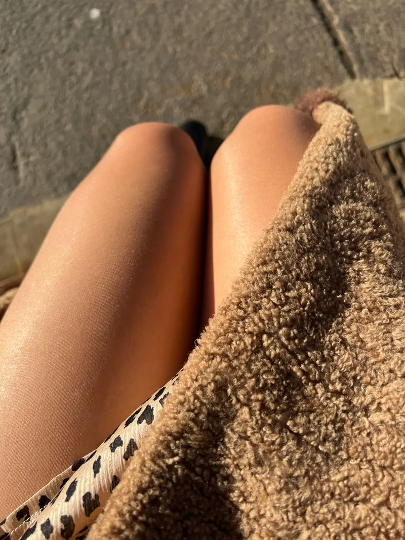 Thumbnail Shiny Pantyhose Snapshot: Glamour at the Train Station | MalinaWhispers