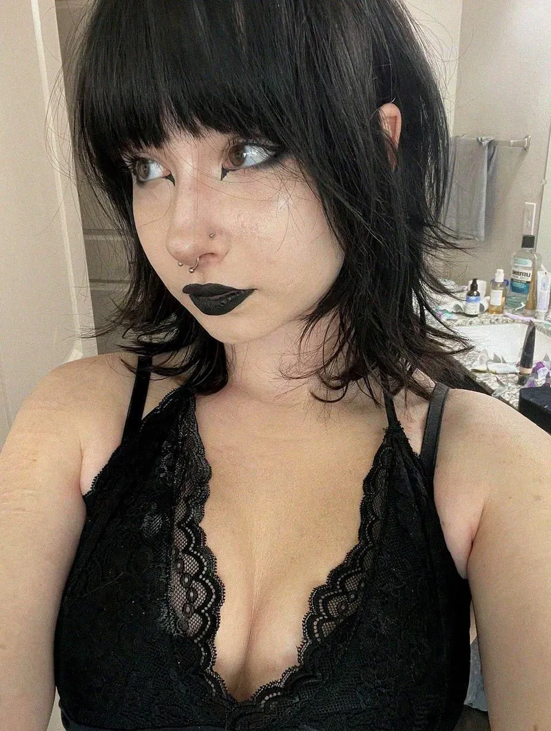 Thumbnail DefeatTheL0w: Cleavage Speaks Volumes in Style