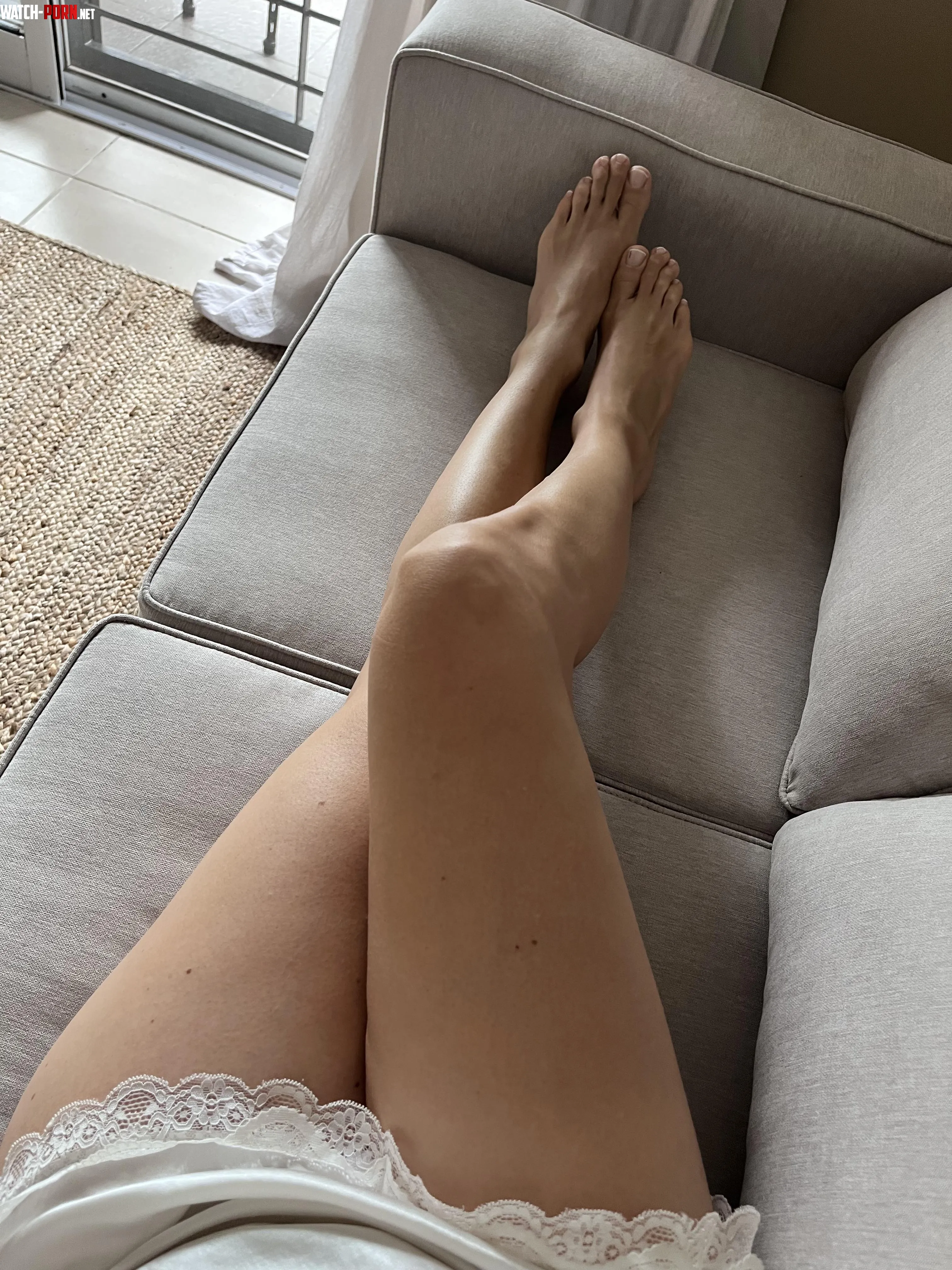 Saturday and resting my pretty legs by goddessannerubi1