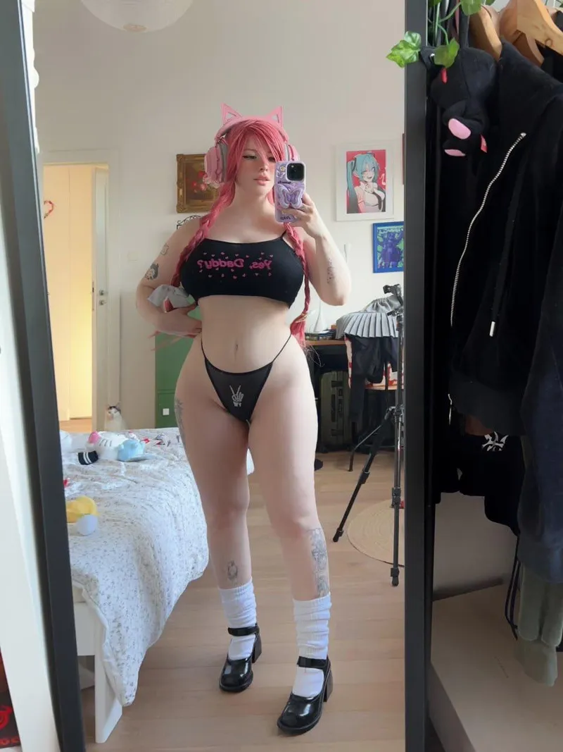 Thumbnail Even my cat in the background is mesmerised by billpetitelove