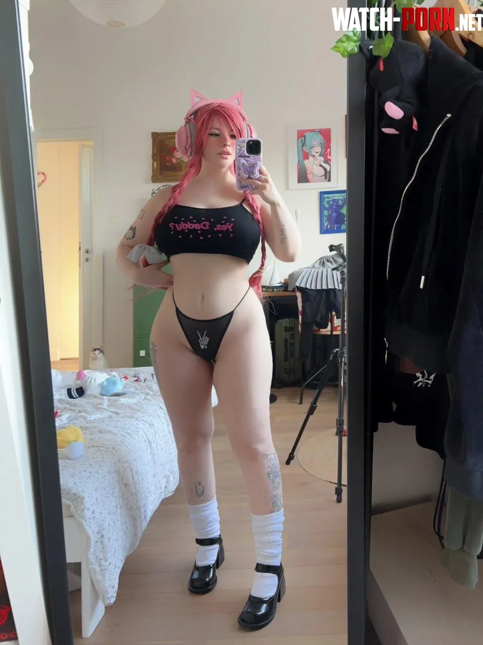 Even my cat in the background is mesmerised by billpetitelove