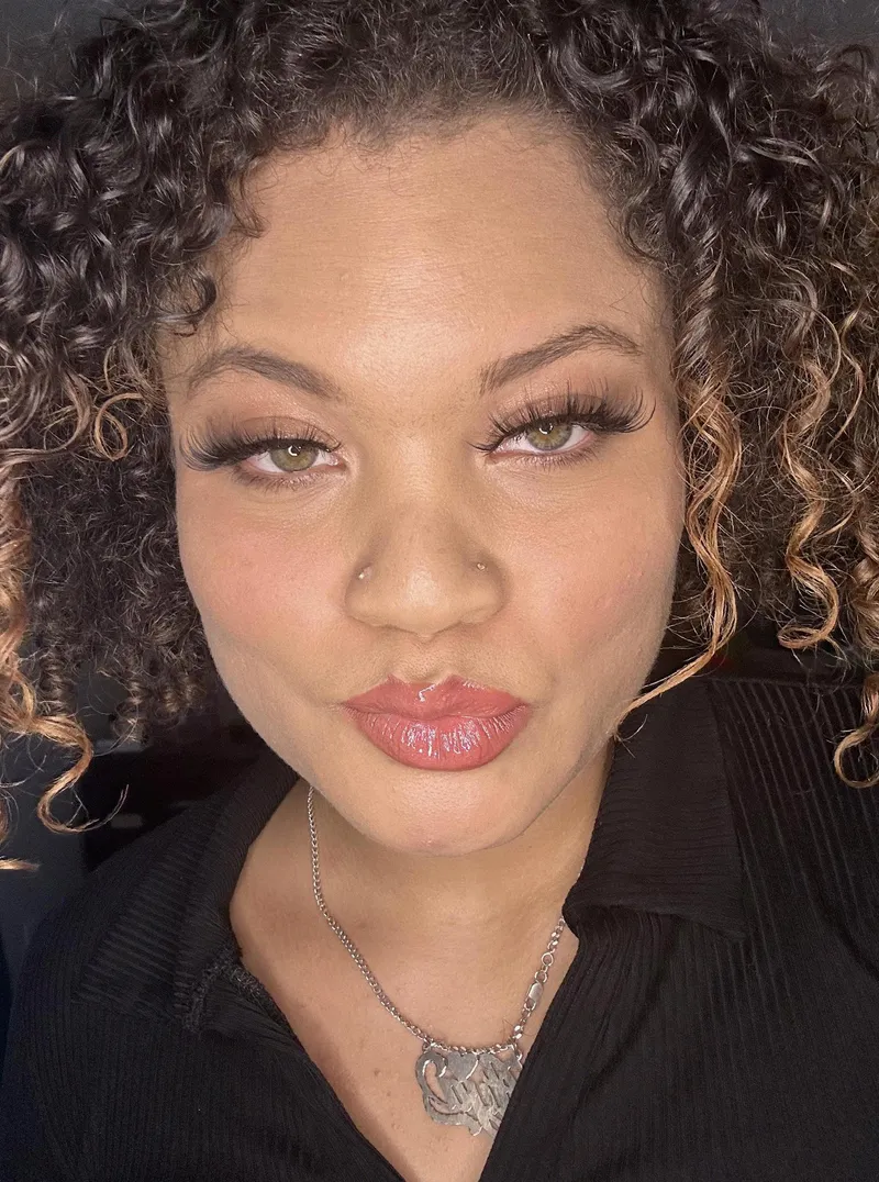 Thumbnail Kissing Preferences: Diving into WavyAndWonderful's Debate