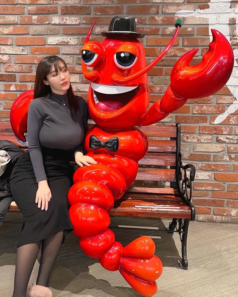 Thumbnail an odd couple by figurephilosopher