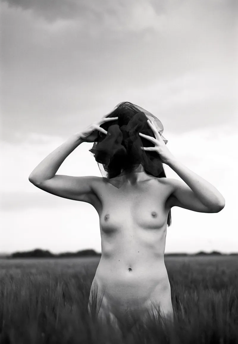 Thumbnail No-Face Lady on Film: A Twist in LaBeauteFeminine | MediumQualityPhotos