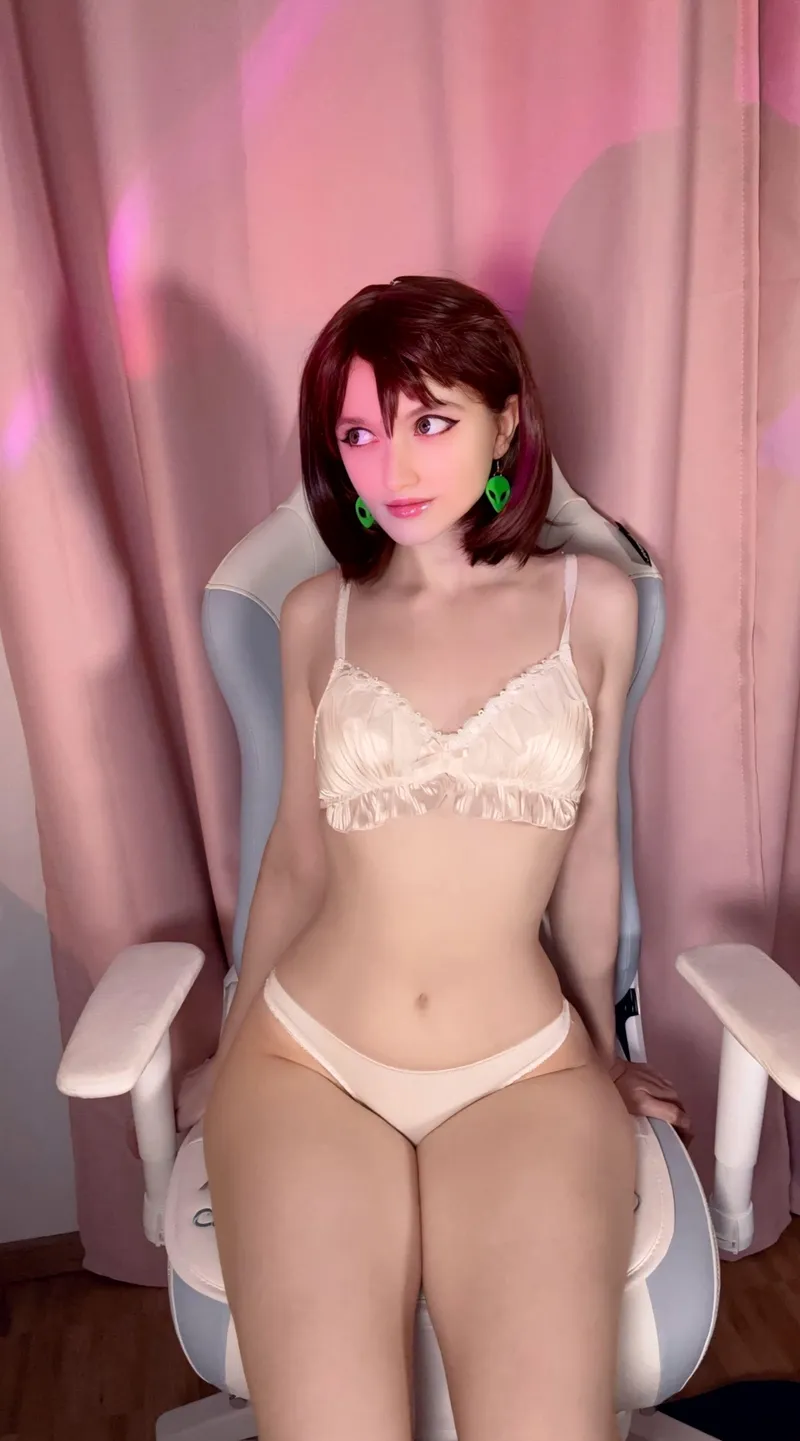 Thumbnail KindBunny0 Showcases Momo Ayase from Dandadan - A Cosplay Stunner